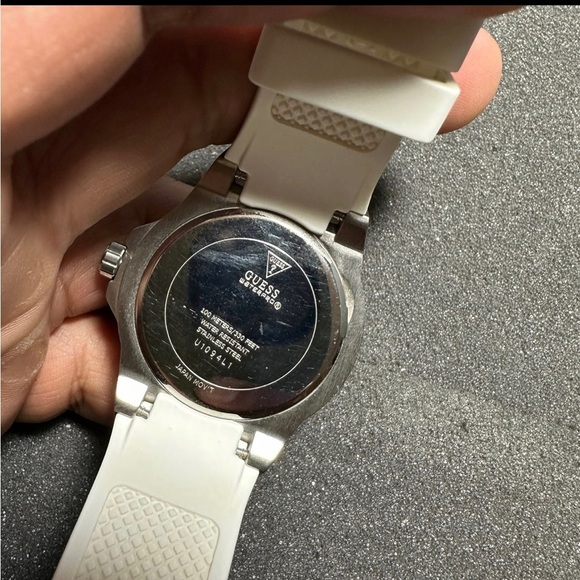 Guess Zena Analog White Dial White Silicone Quartz Round Women's Watch W1094L1 - Picture 8 of 10